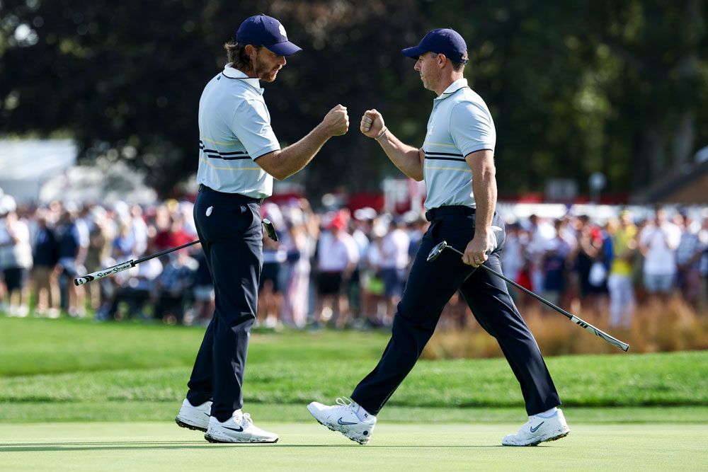 初日のロロ・ピアーナのウェアはスカイブルーにストライプを配したウェアを着用。ヨーロッパらしいシックでエレガントなスタイルはギャラリーを魅了した。