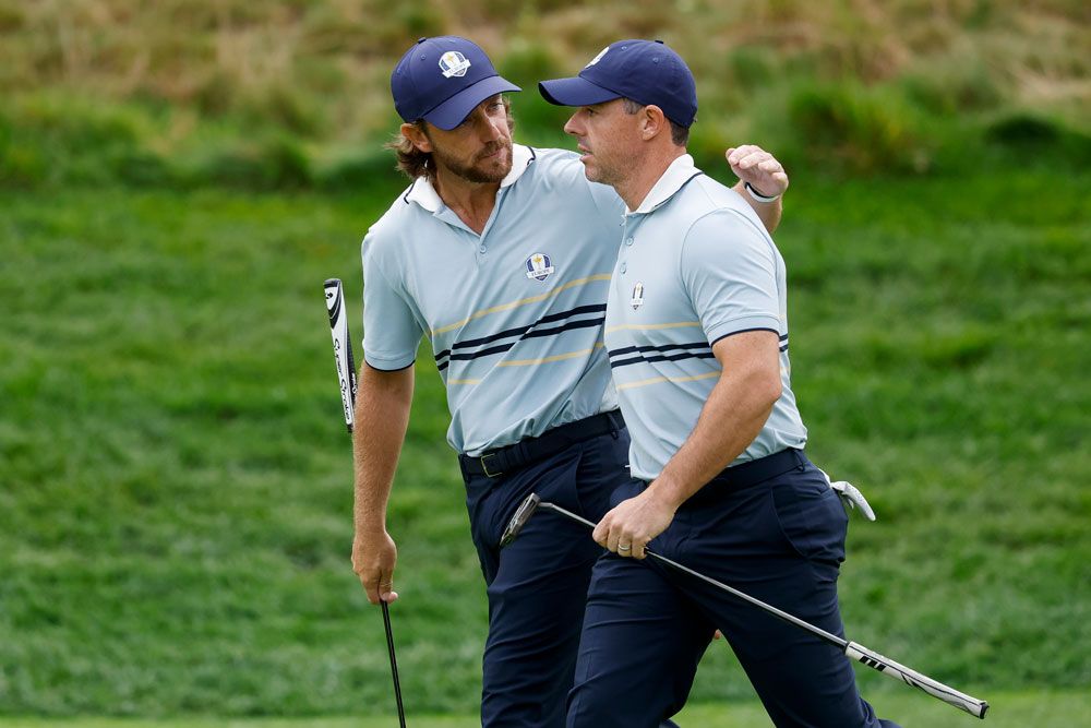 初日のロロ・ピアーナのウェアはスカイブルーにストライプを配したウェアを着用。ヨーロッパらしいシックでエレガントなスタイルはギャラリーを魅了した。 5 6 4, 5. 屈強な体格でパワーショットを連発したイングランド出身のティレル・ハットン（写真4の左）とスペイン出身のジョン・ラーム。息のあったプレイでチームの勝利に貢献。6. スコットランド