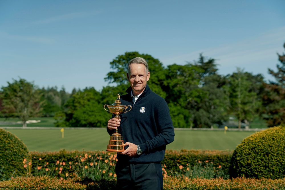 チームキャプテンであるルーク・ドナルドのトロフィーを掲げてのワンショット。2大会連続で勝利した初のキャプテンである彼は歴史に名を刻んだ、まさに真の名将に。