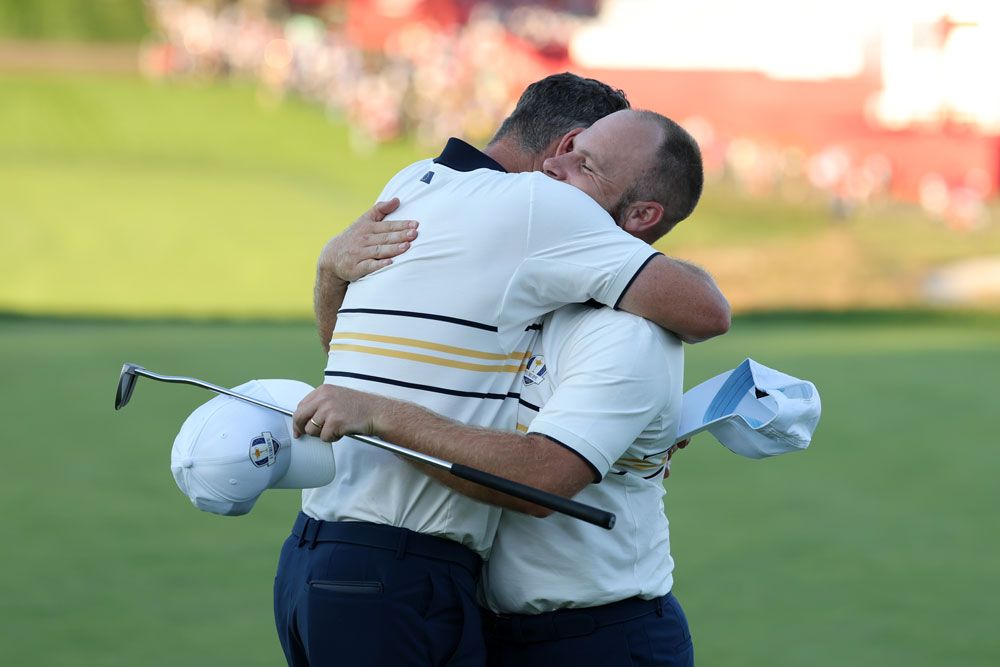 キャプテンとの熱き抱擁は、多くのギャラリーの感動を呼んだ。