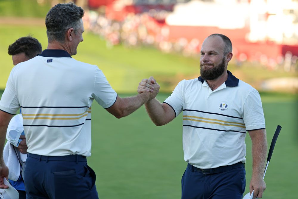 ティレル・ハットンと力強い握手をするのはキャプテンであるルーク・ドナルド（左）。的確なアドバイスで勝利を支えていた、まさに縁の下の力持ち的存在。