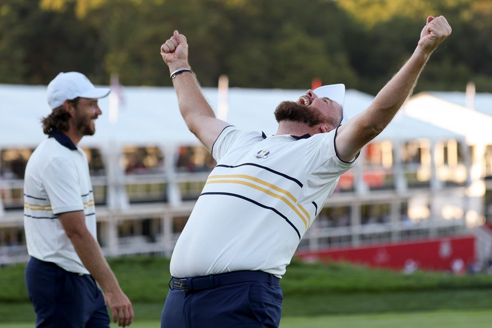 ヨーロッパチーム、勝利の瞬間。 最終日には猛烈なアメリカチームの追い上げもあり劇的幕切れ。ユニホームはシンプルなホワイトを着用。