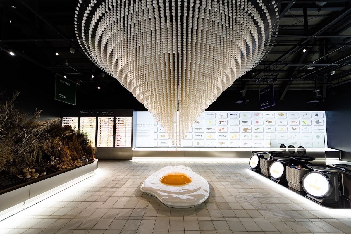 日本人ひとりが一生で食べる卵 （約2万8000個）の数をシャンデリアで表現。photo by Earth Mart/Expo 2025