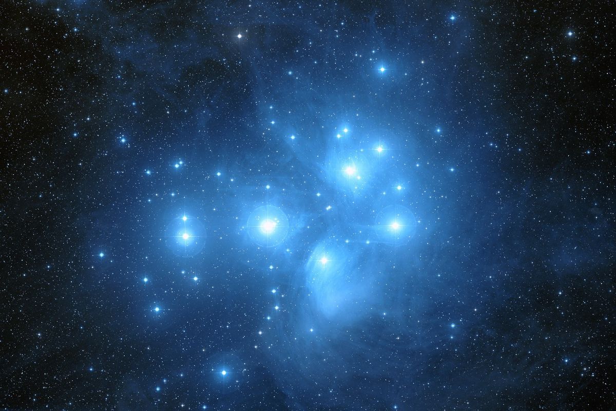 おうし座のプレアデス星団（M45：すばる）（Davide De Martin & the ESA/ESO/NASA Photoshop FITS Liberator）