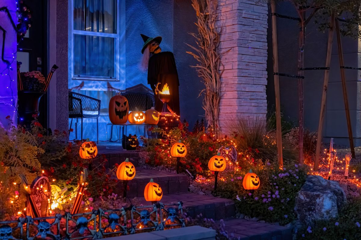 米ラスベガスの住宅の前に並べられたハロウィーンの飾り（Shutterstock.com）