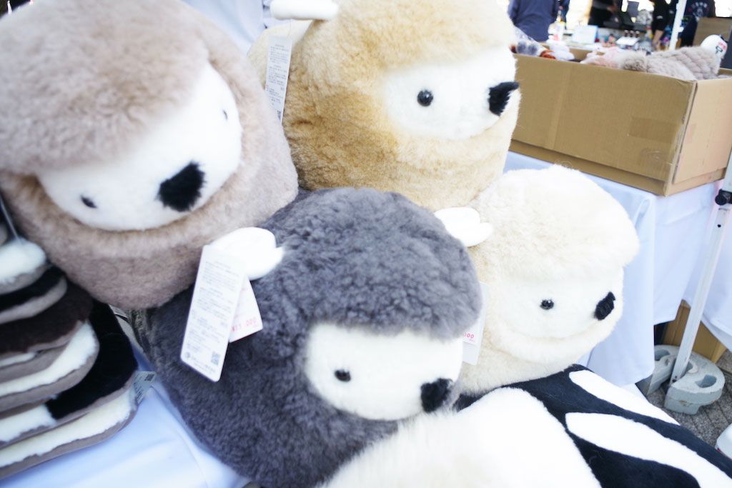 羊毛や羊に関するグッズを販売するマーケット「ひつじなんでも市」も開かれる