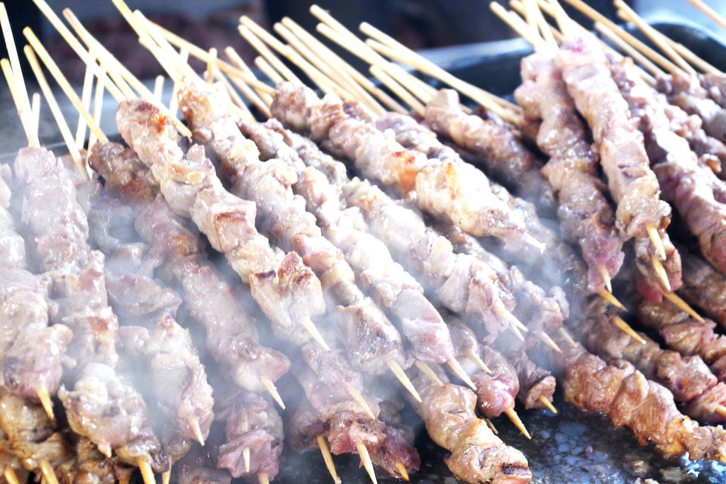 羊フェスタの会場は羊肉を焼く香ばしい匂いに包まれる