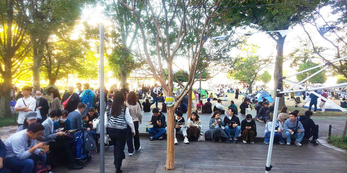 中野セントラルパークには広い芝生のスペースがあり、来場者が設営するテントで埋め尽くされる