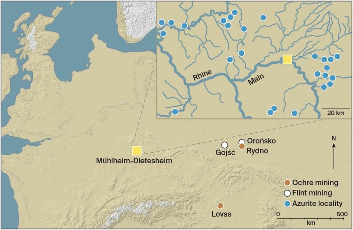 青色顔料の残留した石器が出土したドイツのミュールハイム・ディーテスハイム周辺の地図。右上の青い丸はライン川・マイン川流域のアズライト産出地を示している（Wisher et al., 2025. Published by Cambridge University Press on behalf of Antiquity Publications Ltd）