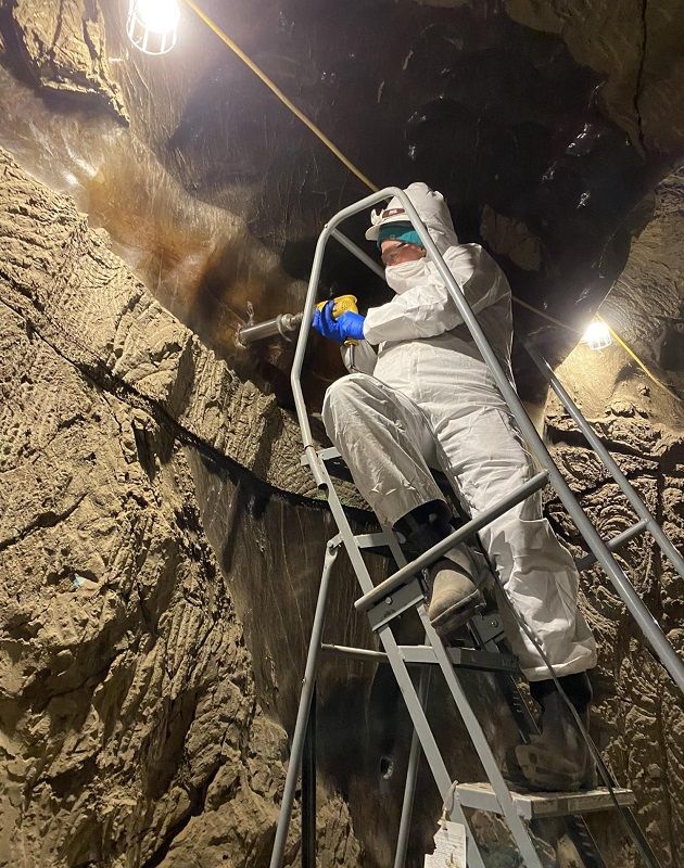 米アラスカ州フェアバンクス近郊にある米陸軍工兵隊の永久凍土トンネルの壁からコアサンプルを掘削する米寒冷地研究工学研究所（CRREL）の研究者（Credit: Tristan Caro）