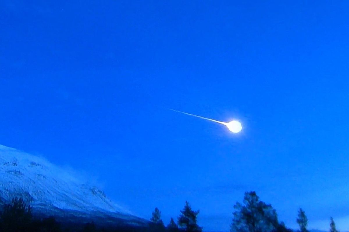おうし座北流星群の火球。ノルウェー北部シーボットンにて2020年12月4日撮影（Medisilvanus, CC BY-SA 4.0 <https://creativecommons.org/licenses/by-sa/4.0>, via Wikimedia Commons）
