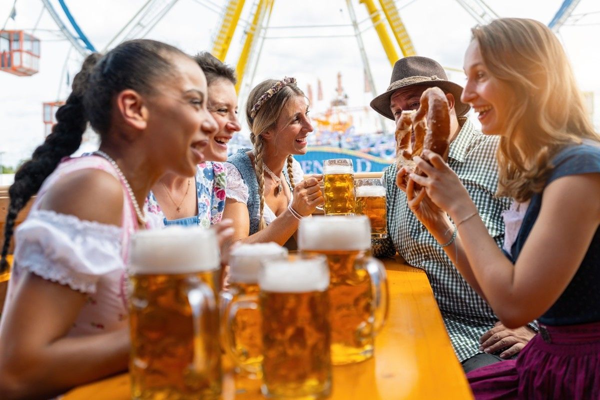 オクトーバーフェストを楽しむ人々（Shutterstock.com）