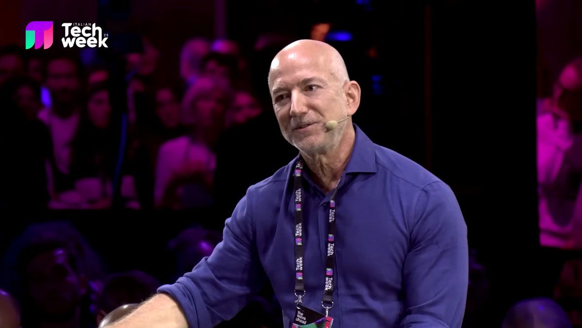 ジェフ・ベゾス氏は「イタリアン・テック・ウィーク」でフェラーリ社の会長ジョン・エルカーン氏との対談。軌道上データセンターの未来を語った (c)Italian Tech Week 2025