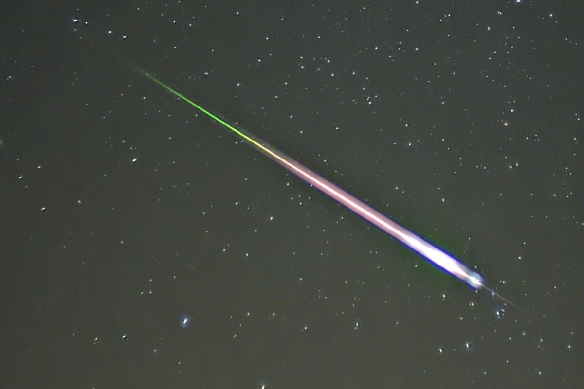 しし座流星群の流星痕。2009年11月17日撮影（Navicore, CC BY 3.0 <https://creativecommons.org/licenses/by/3.0>, via Wikimedia Commons）