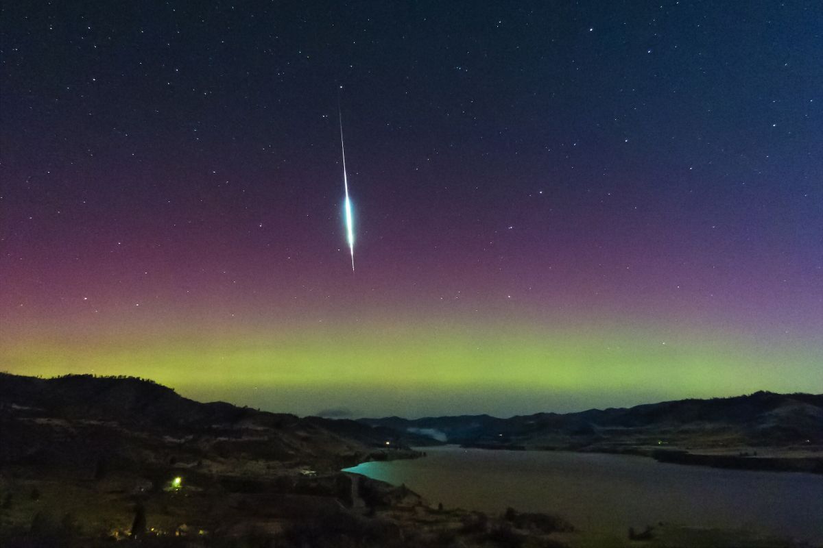 おうし座流星群の火球とオーロラ。米ワシントン州コルビル先住民居留地にて2015年11月3日撮影（Rocky Raybell, CC BY 2.0 , via Wikimedia Commons）