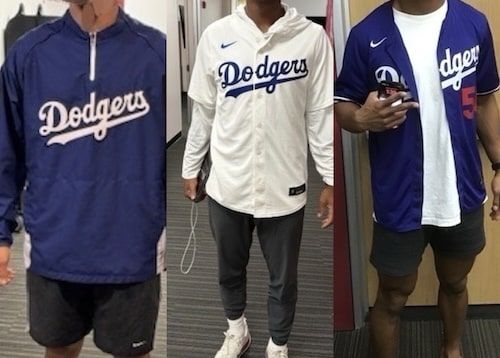 ドジャース優勝後にドジャースのユニフォームでミーティングに現れた、スタンフォード大フットボールチームの選手とスタッフ達