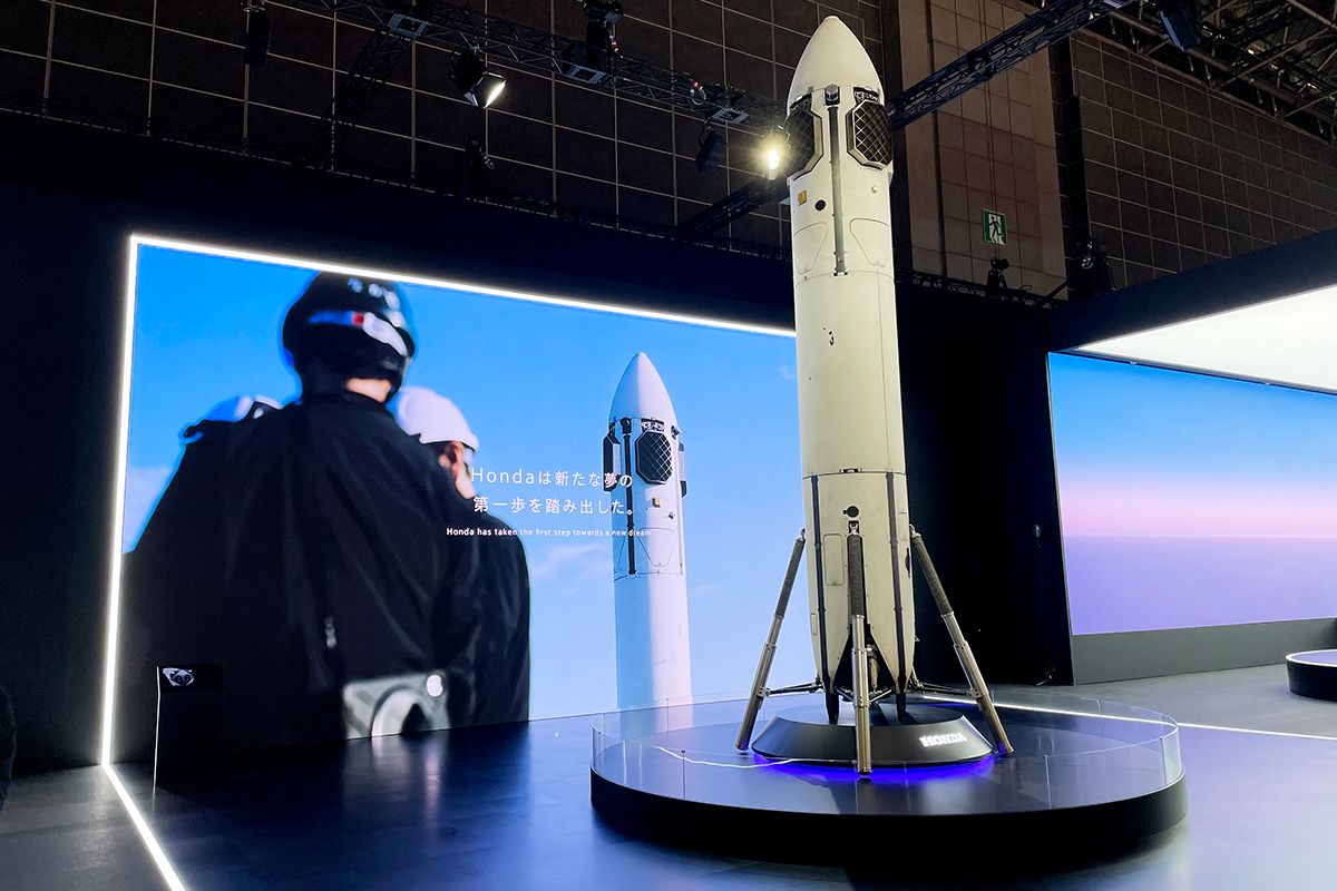 HONDAの「再使用型ロケット実験機」も展示。2025年6月17日、 北海道にあるホンダ専用の設備で発射と着陸の実験が実施され、ロケットは垂直に発射されて高度約270メートルに到達した後、目標地点からわずか37センチメートルの誤差で垂直着陸に成功した。