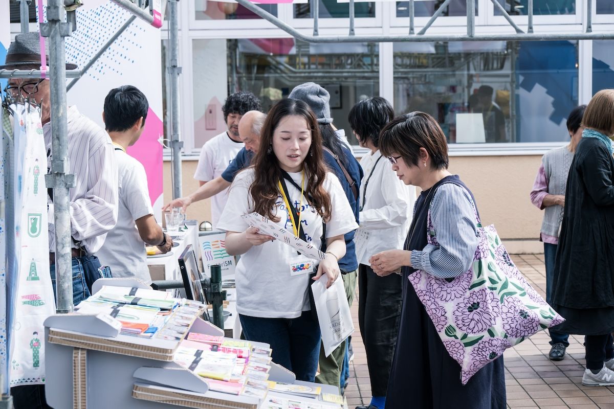 出展ブースでは、オープンファクトリーを主催（運営）する団体やものづくり事業者が、各地の工芸品や雑貨を販売。来場者は商品を通じて産地の技術や素材に触れ、地域のものづくりの奥深さを実感していた。