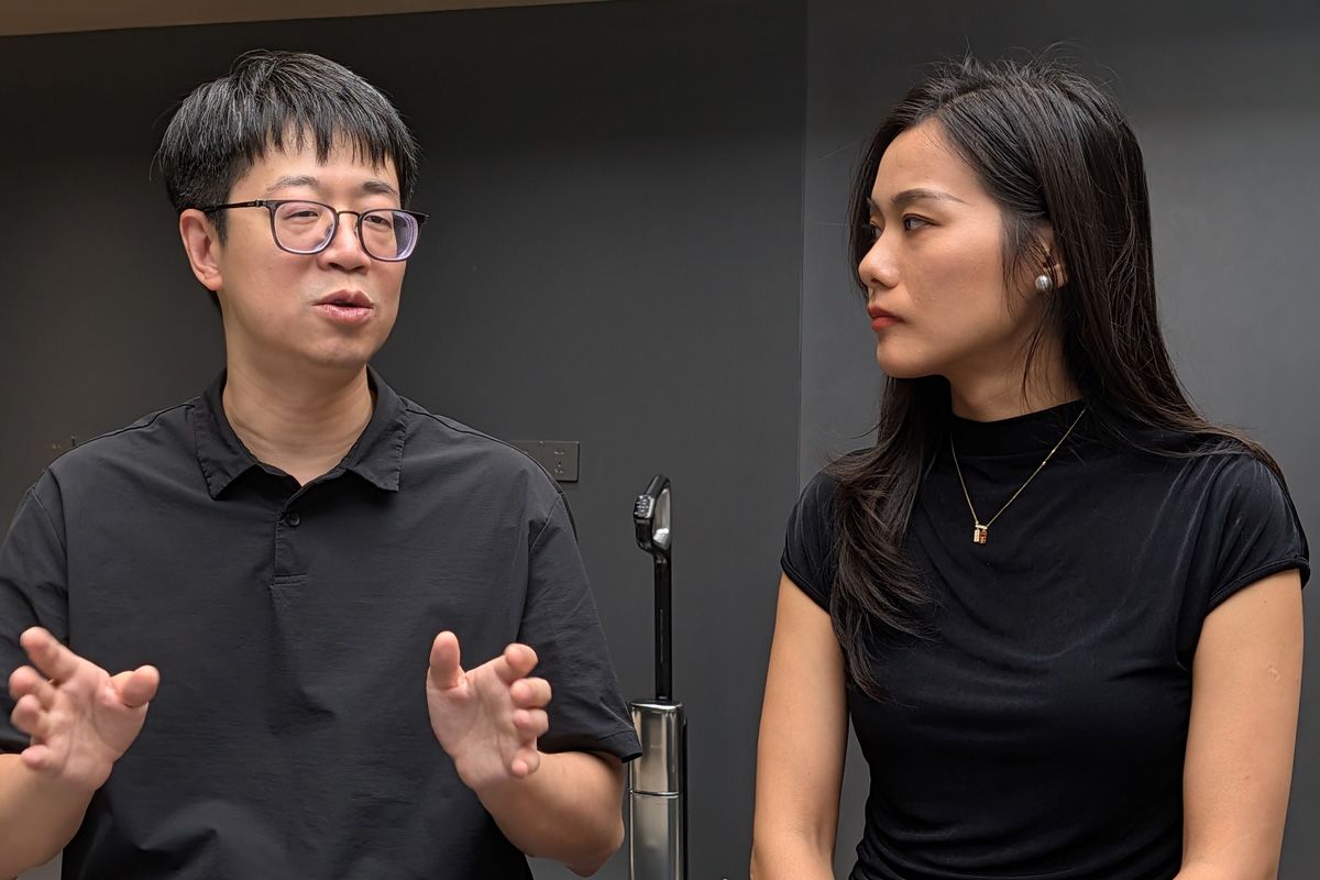 ロボット掃除機・開発チームマネジャーである孟佳（モン・カ）氏（写真左）と日本、韓国とオーストラリア経営戦略マネージャーであるMaggie Dai（マギー・ダイ）氏（写真右）