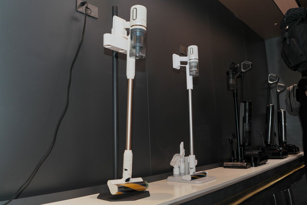 コードレス掃除機の新製品X1 Slim（手前）とX1 Air（奥）