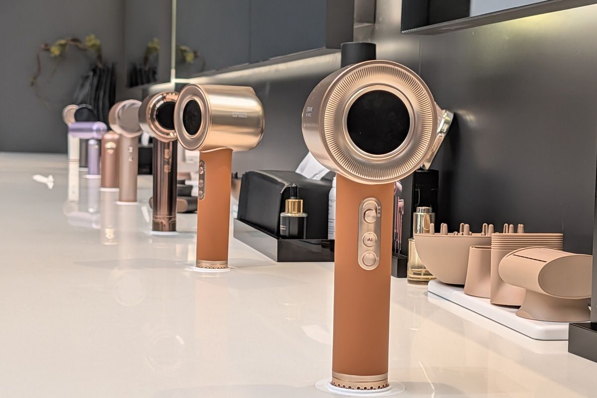 モーターの技術を活かしたヘアドライヤーも開発。人気モデルのGlory UniはセンサーとAIで温度を感知し自動で切り替える