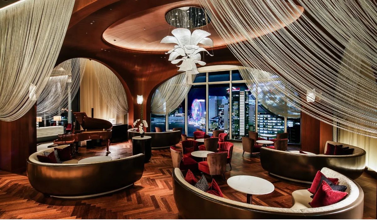 横浜の夜景を美しく望む「ザ・カハラ・ホテル＆リゾート　横浜」バーラウンジ。午後はアフタヌーンティーでも人気。（写真は「ザ・カハラ・ホテル＆リゾート 横浜」提供）