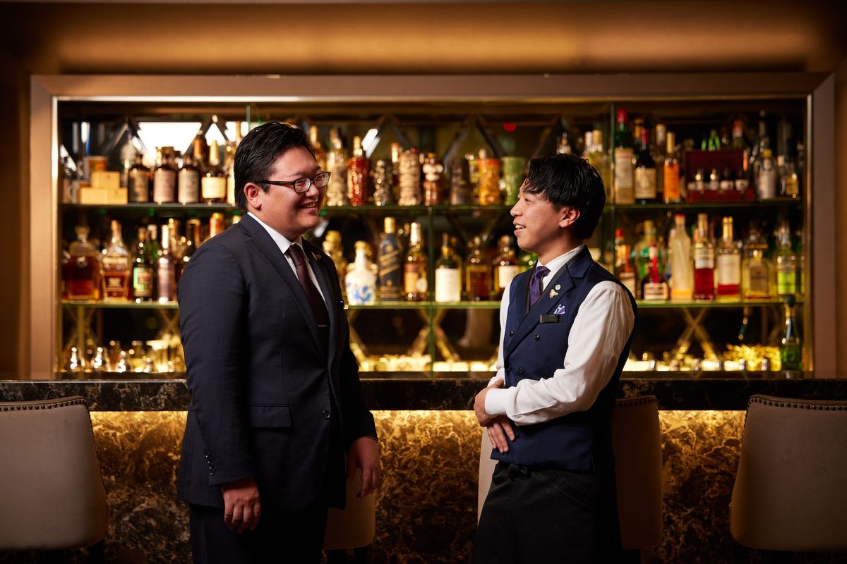 カクテルのことになると話が尽きない戸塚（左）と髙橋（右）。