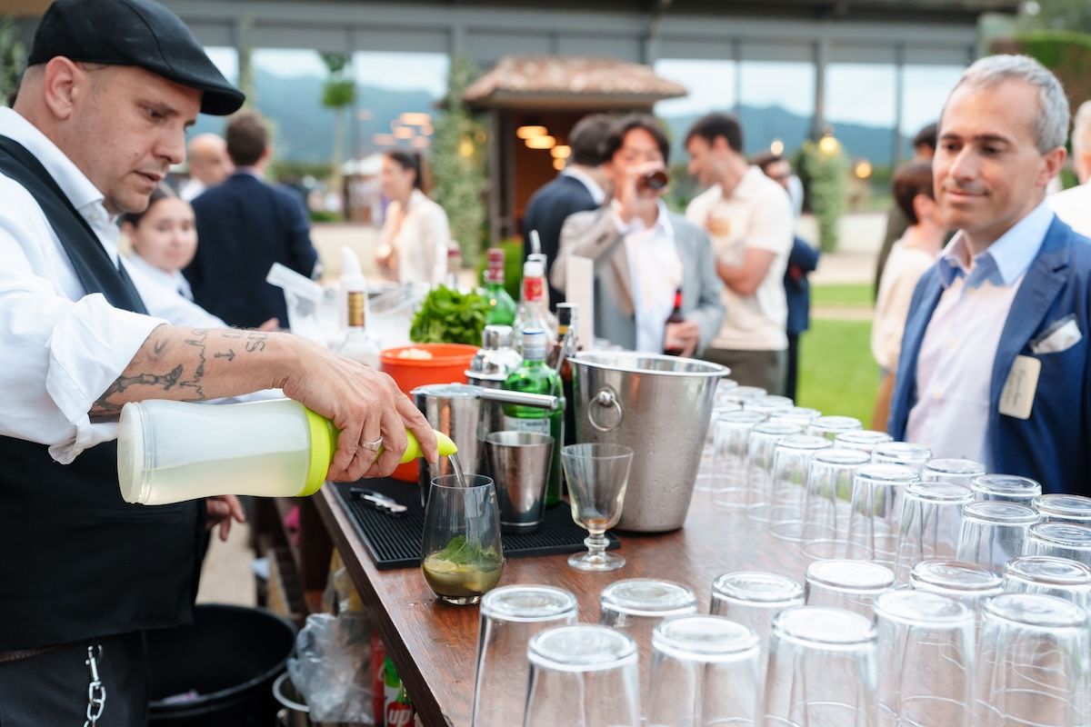 取引先含めてのカクテルパーティーにて両手にビールを持つ断酒前の筆者