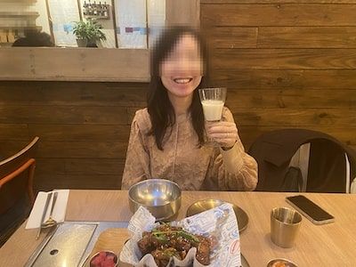 韓国料理でマッコリを見せつけるパートナー。筆者はゆずジンジャーでしのぐ