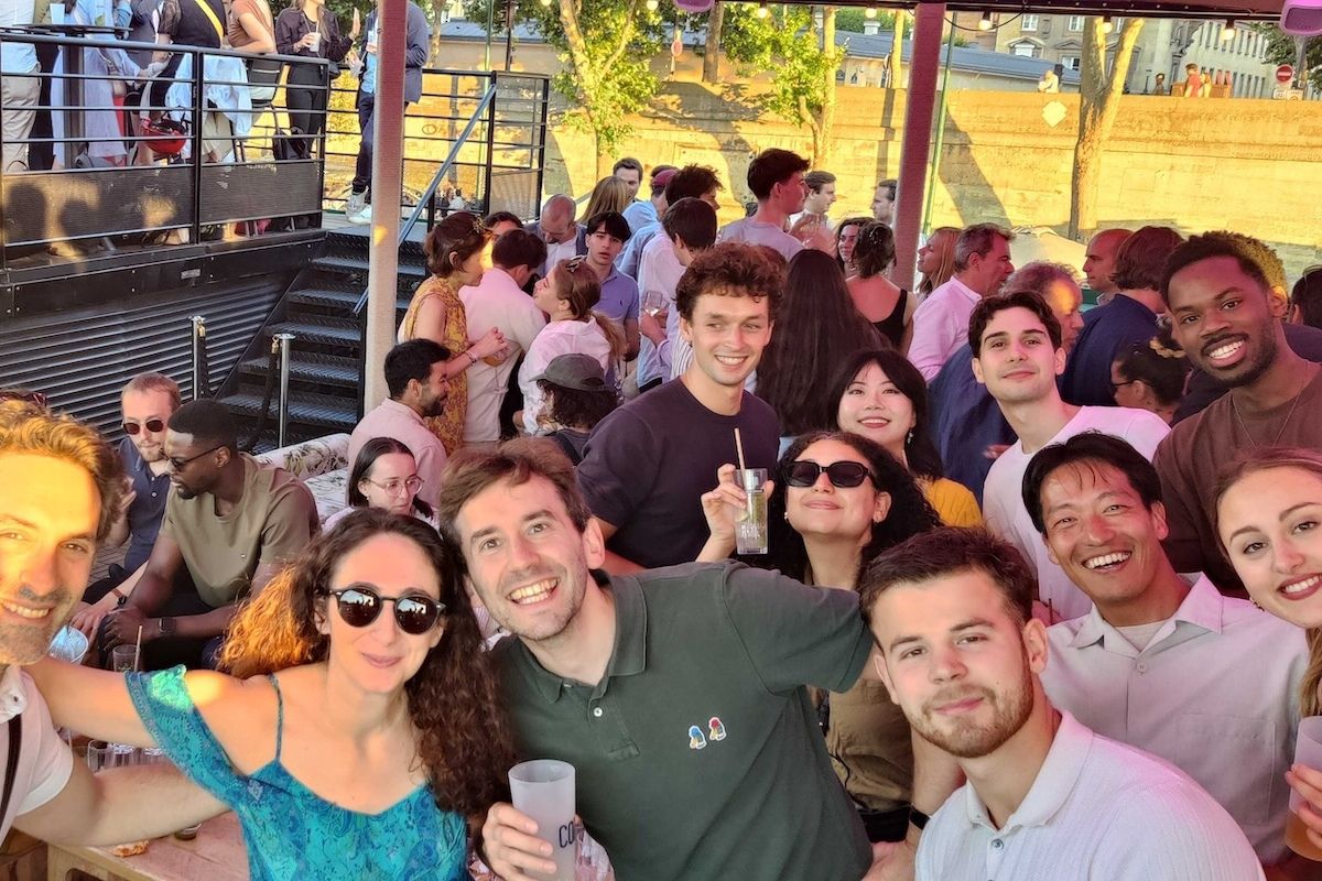 筆者（前列、右から2人目）。職場の同僚と。