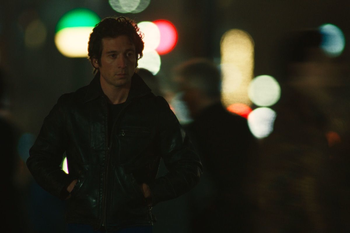 ジェレミー・アレン・ホワイトが若き日のブルース・スプリングスティーンを演じる（20th Century Studios / Disney）