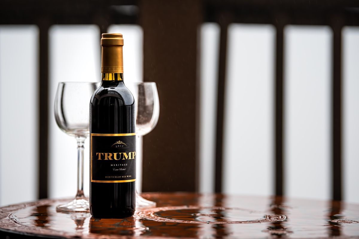 米バージニア州シャーロッツビルにある「トランプ・ワイナリー」で生産された赤ワイン（Andriy Blokhin / Shutterstock.com）