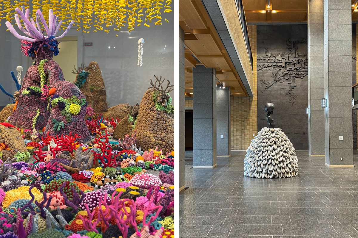 （左）名古屋市内・愛知芸術文化センター10Fのエントランスには、インドネシアの作家、ムルヤナが編み物で表現した“理想の海”が広がる。（右）昭和モダニズム建築の巨匠、谷口吉郎が手がけた愛知県陶磁美術館には、“黒人女性のあつかわれ方”を問い続けるシモーヌ・リーの3作品が並ぶ。 