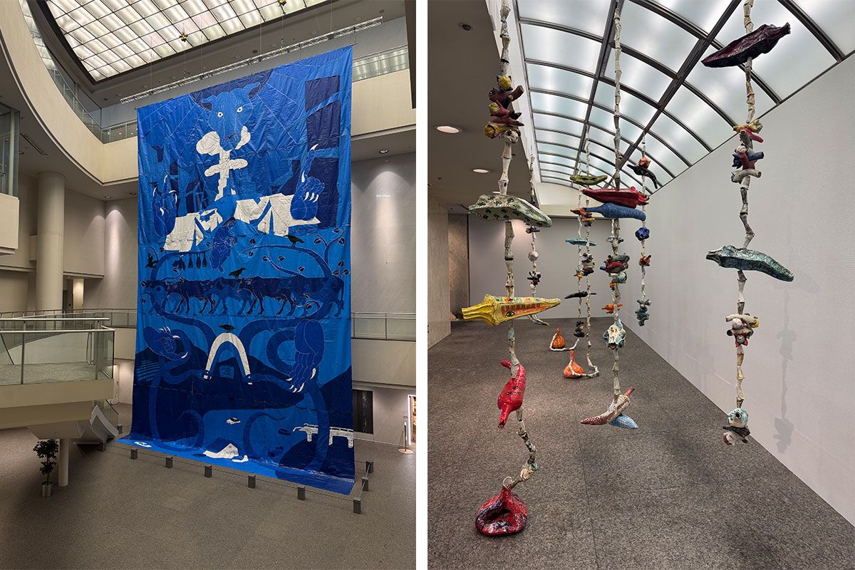 （左）ブルーシートを用いた久保寛子の「青い四つの手を持つ獅子」には、難民キャンプ、水害、キノコ雲などの厄災が連続的に描かれている。（右）パレスチナ生まれの作家、ミルナ・バーミアの「サワー・コード」。