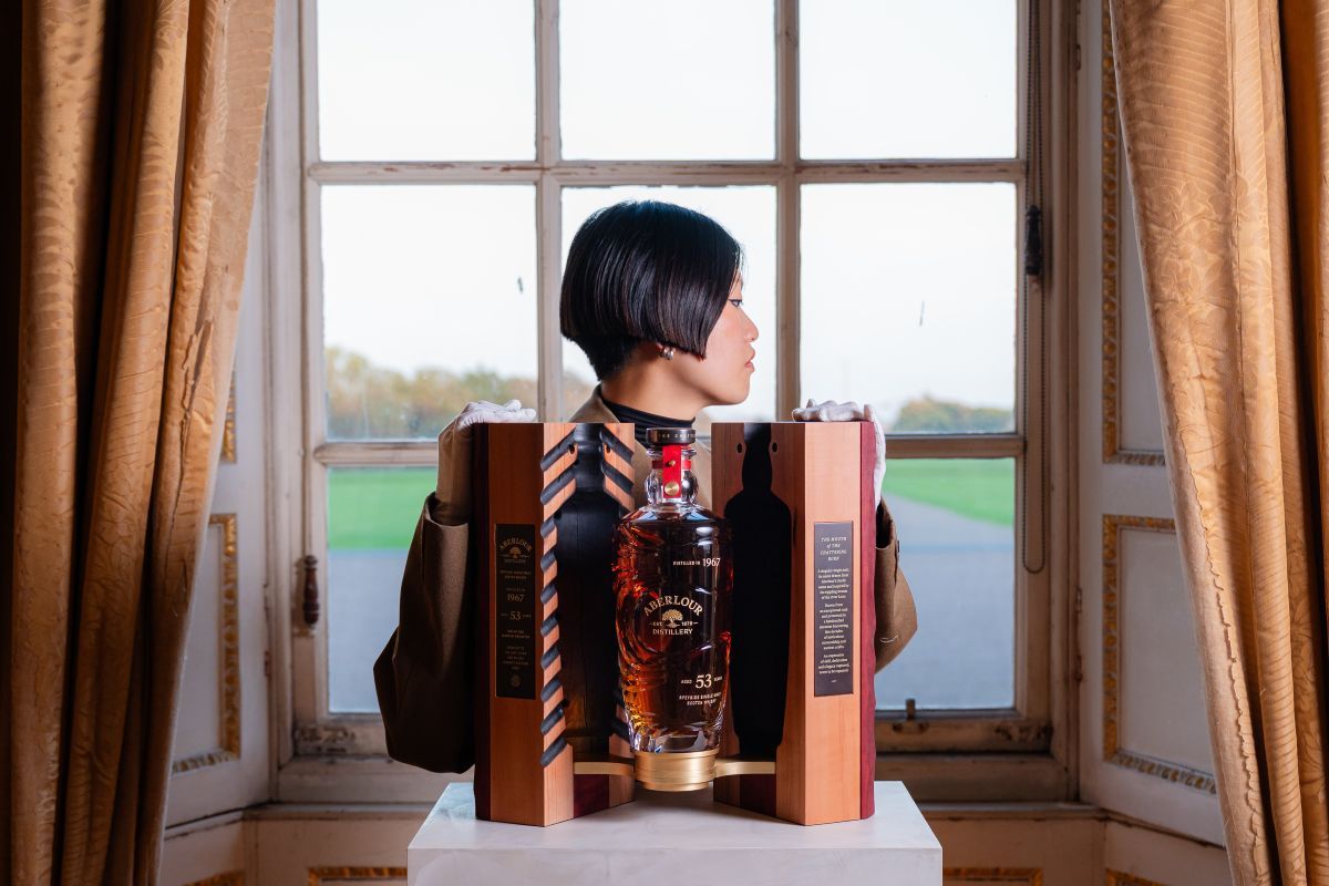 英スコットランド・エディンバラ近郊のサウスクイーンズフェリーで、競売大手サザビーズと提携して開催されたチャリティーオークション「ディスティラーズ・ワン・オブ・ワン」に出品された「アベラワー・マウス・オブ・ザ・チャタリング・バーン53年」。2025年10月10日撮影（Euan Cherry/Getty Images for Distillers One of One）