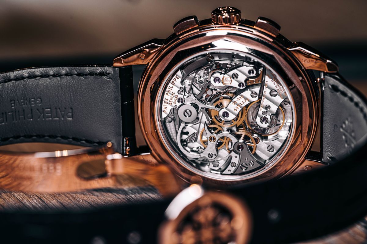 スイスの高級時計メーカー、パテック・フィリップを象徴する永久カレンダー搭載クロノグラフのムーブメント。米カリフォルニア州ロサンゼルスにて2025年4月1日撮影（Zuumy/Shutterstock.com）