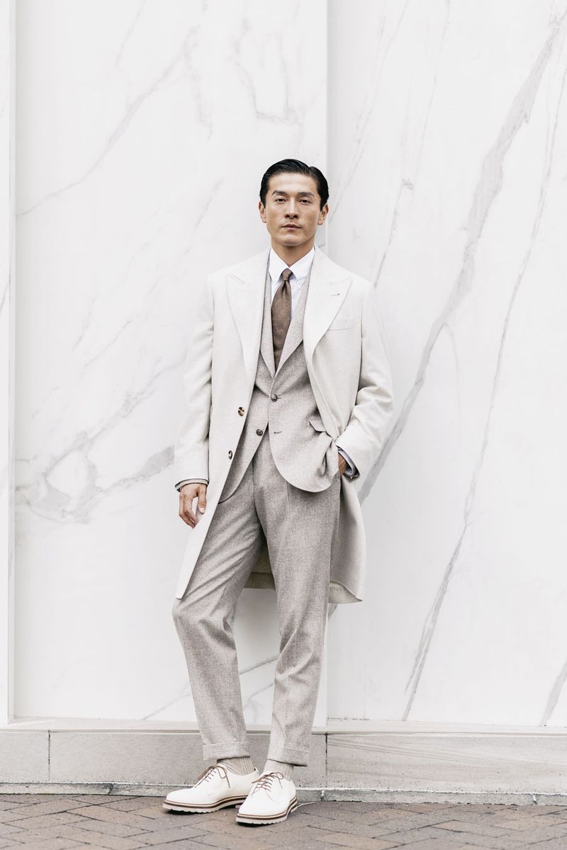 コート1408000円、スーツ1041700円、シャツ99000円、タイ49500円、靴204600円〈すべてブルネロクチネリ／ブルネロ クチネリ ジャパン Tel:03-5276-8300〉ソックスはスタイリスト私物