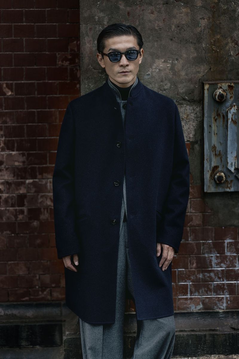 コート1213300円、ジャケット859100円、セーター291500円、パンツ251900円、サングラス159500円〈すべてロロ・ピアーナ／ロロ・ピアーナ ジャパン Tel:03-5579-5182〉