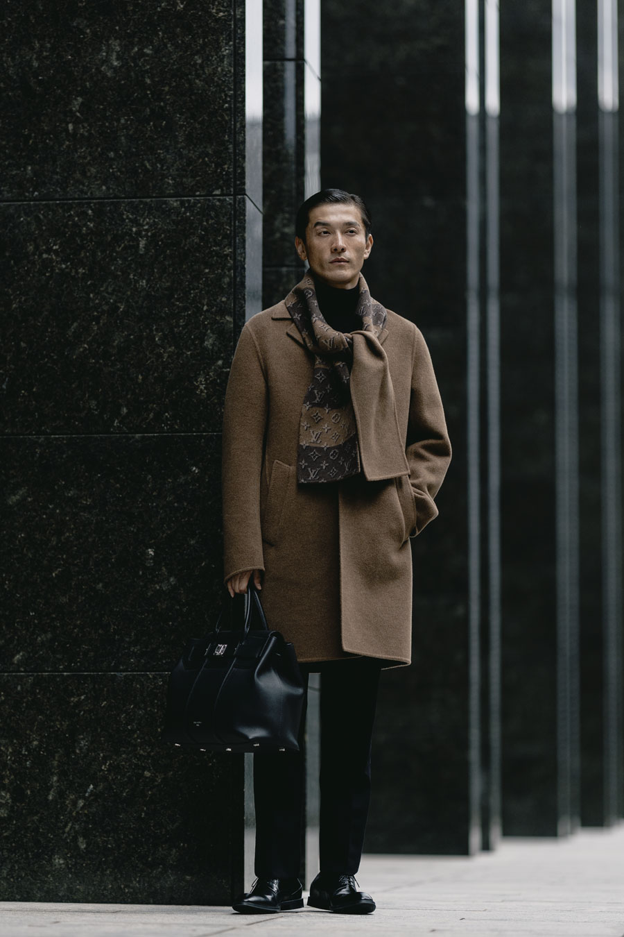 都会の男とコート─連載 Forbes JAPAN CIRCLE 30 | Forbes JAPAN 公式