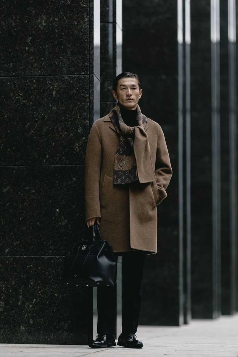 コート720500円、セーター224400円、パンツ271700円、靴180400円、バッグ1529000円〈すべてルイ・ヴィトン／ルイ・ヴィトン クライアントサービス Tel:0120-00-1854〉