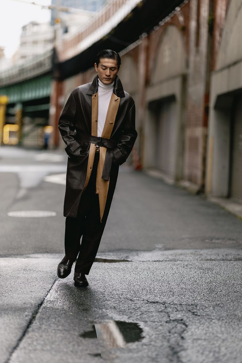 コート1056000円、セーター198000円、パンツ187000円、ベルト82500円、靴198000円〈すべてフェラガモ／フェラガモ・ジャパン Tel:0120-202-170〉