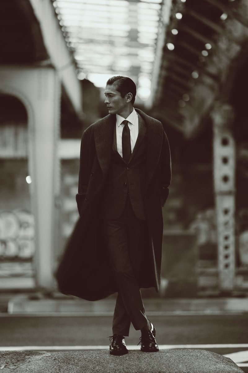 コート1650000円、スーツ682000円、シャツ104500円、タイ41800円、靴201300円〈すべてジョルジオアルマーニ／ジョルジオ アルマーニ ジャパン Tel:03-6274-7070〉