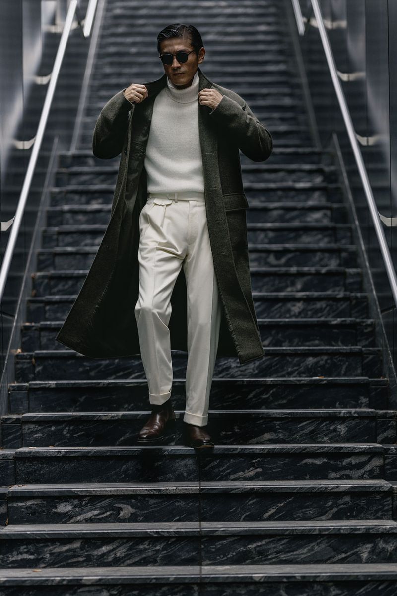 コート646800円、セーター268400円、シャツ92400円、パンツ128700円、靴209000円、サングラス 参考商品〈すべてラルフ ローレン パープル レーベル／ラルフ ローレン Tel:0120-3274-20〉