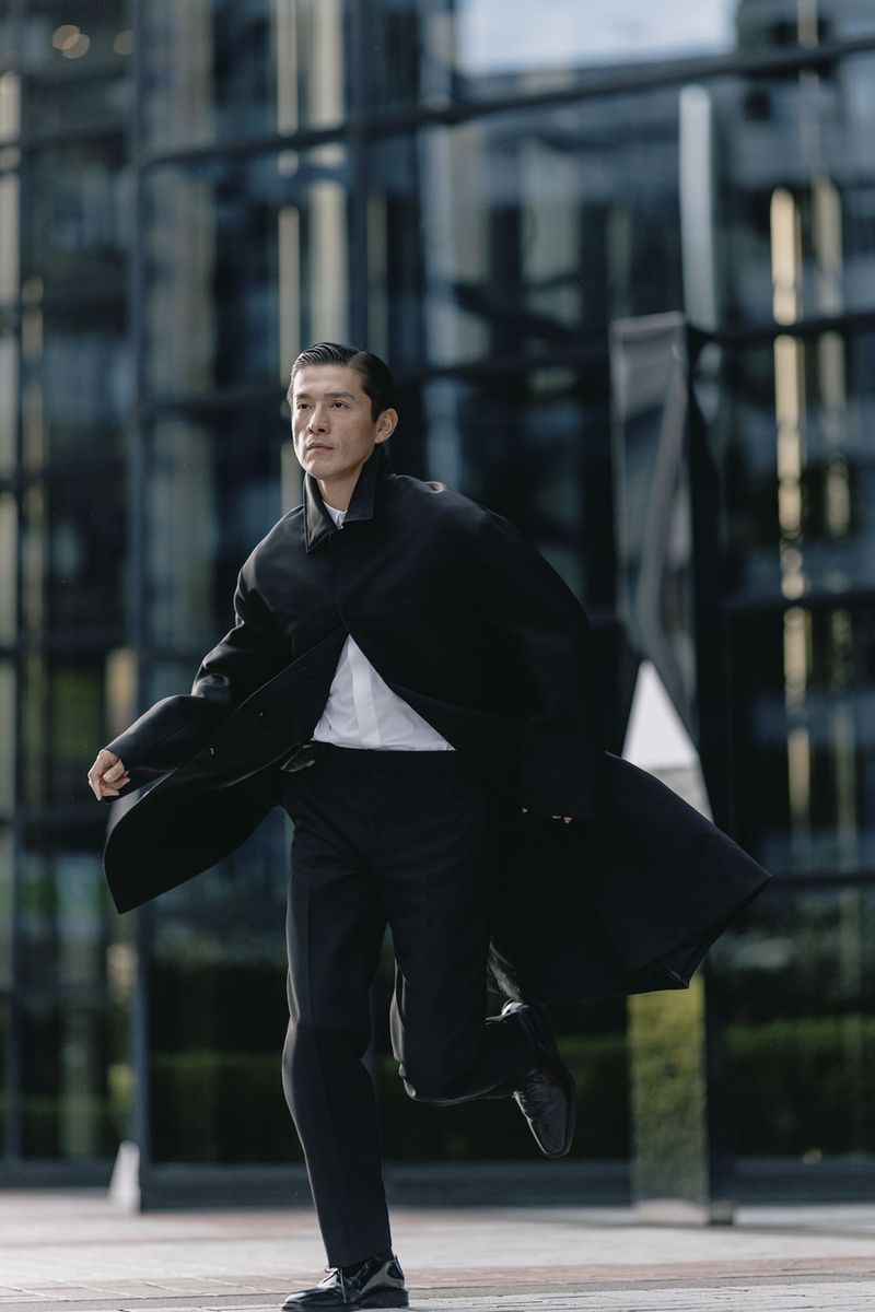 コート1350000円、シャツ110000円、パンツ 参考商品、靴65000円〈すべてディオール／クリスチャンディオール Tel:0120-02-1947〉