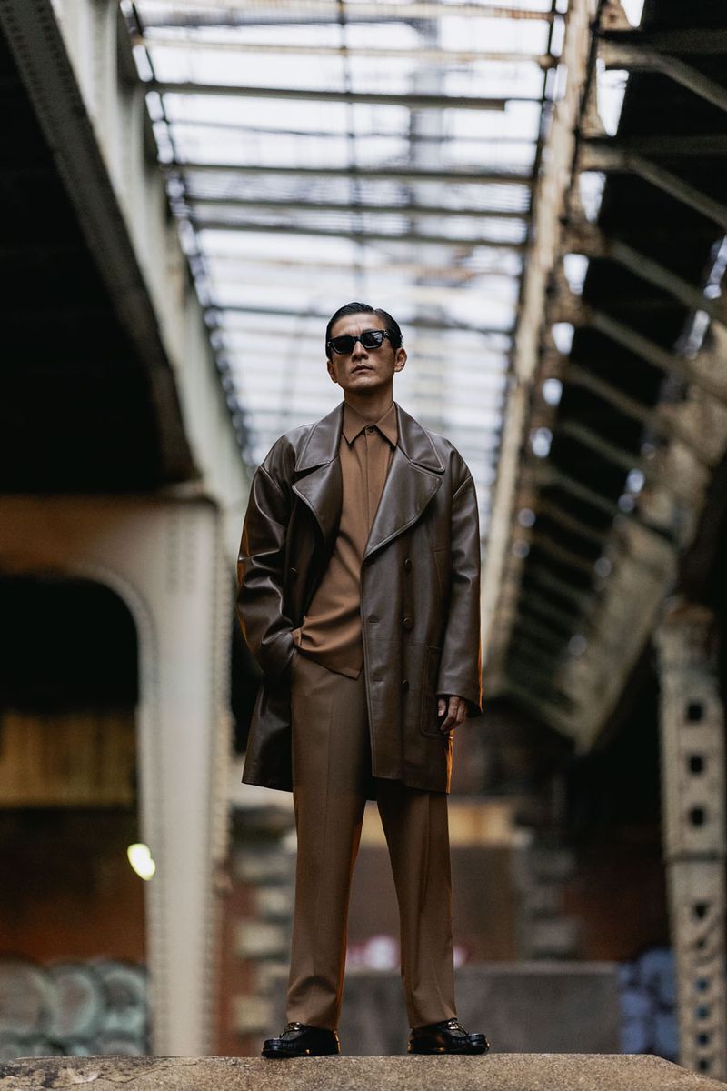 コート1738000円、シャツ200200円、パンツ173800円、靴149600円、サングラス61600円〈すべてフェンディ／フェンディ ジャパン Tel:120-001-829〉