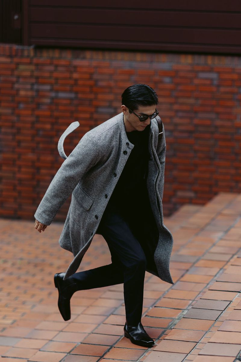 コート962500円、セーター266200円、パンツ148500円、靴368500円、バッグ546500円〈すべてベルルッティ／ベルルッティ・インフォメーションデスク Tel:0120-961-859〉サングラス52800円〈モスコット／モスコット トウキョウ Tel:03-6434-1070〉