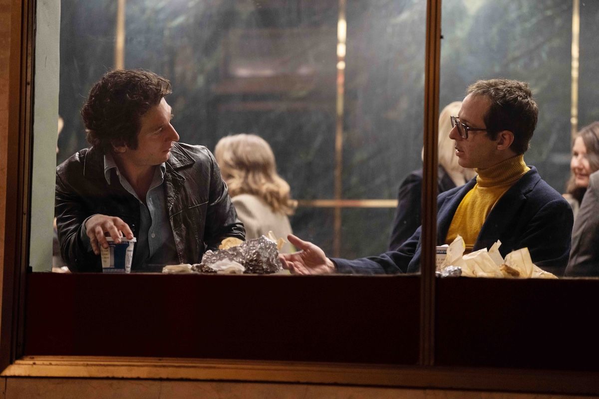 マネージャーのジョン・ランダウ(ジェレミー・ストロング)はブルースの良き相談相手でありセラピストの役割も担っていた ©2025 20th Century Studios