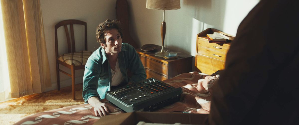 劇中では、ブルースが自宅のベッドルームでのレコーディングで使用する日本のメーカーTEACのマルチトラックレコーダー「TEAC 144 PORTASTUDIO」も映し出される ©2025 20th Century Studios