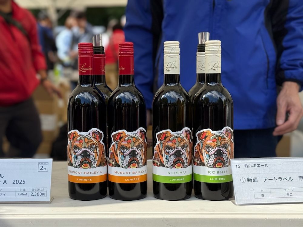 ポップなラベルデザインに目を引かれるルミエールの新酒