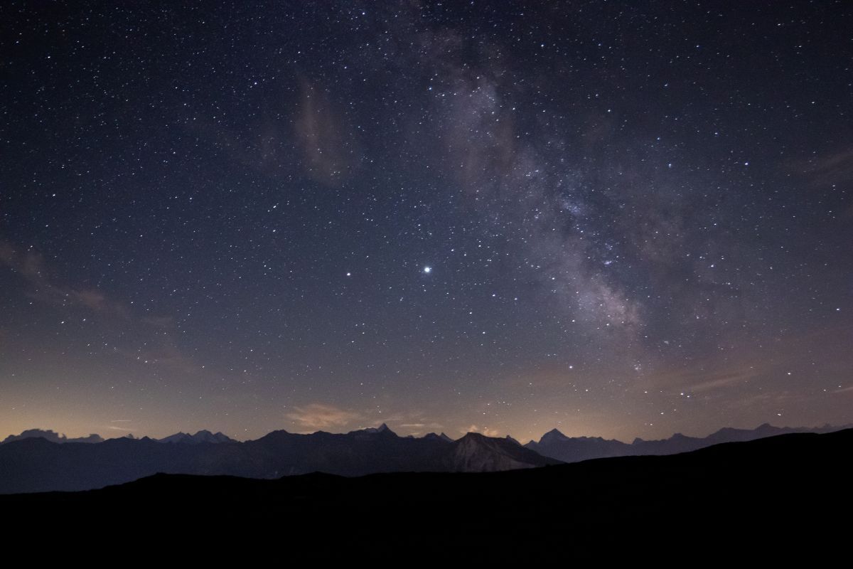 4000m級の高山の上にきらめく木星と土星（Shutterstock.com）